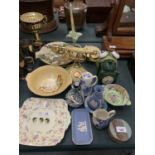 AN ASSORTMENT OF CERAMIC, GLASS AND METAL WARE ETC TO INCLUDE THREE PIECES OF BLUE AND WHITE