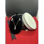 A BOXED MARKED 925 SILVER NECKLACE WITH A THREE IN LINE CLEAR STONE PENDANT AND MATCHING EARRINGS