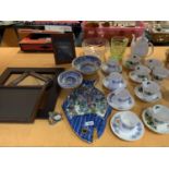 AN ASSORTMENT OF TREEN, GLASS AND CERAMIC WARE TO INCLUDE PHOTO FRAMES AND GROSVENOR TEA SERVICE