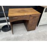 AN EARLY 20TH CENTURY OAK SINGLE PEDESTAL TYPISTS DESK ENCLOSING FOUR DRAWERS AND SLIDE, 36x24"