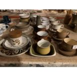 A LARGE COLLECTION OF DENBY STONE WARE AND CERAMICS TO INCLUDE CUPS AND SAUCERS ETC
