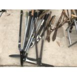 A LARGE QUANTITY OF GARDEN TOOLS TO INCLUDE HAND SHEARS, LAWN EDGERS, BRANCH CUTTERS ETC.