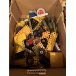 A BOX OF VINTAGE MECCANO