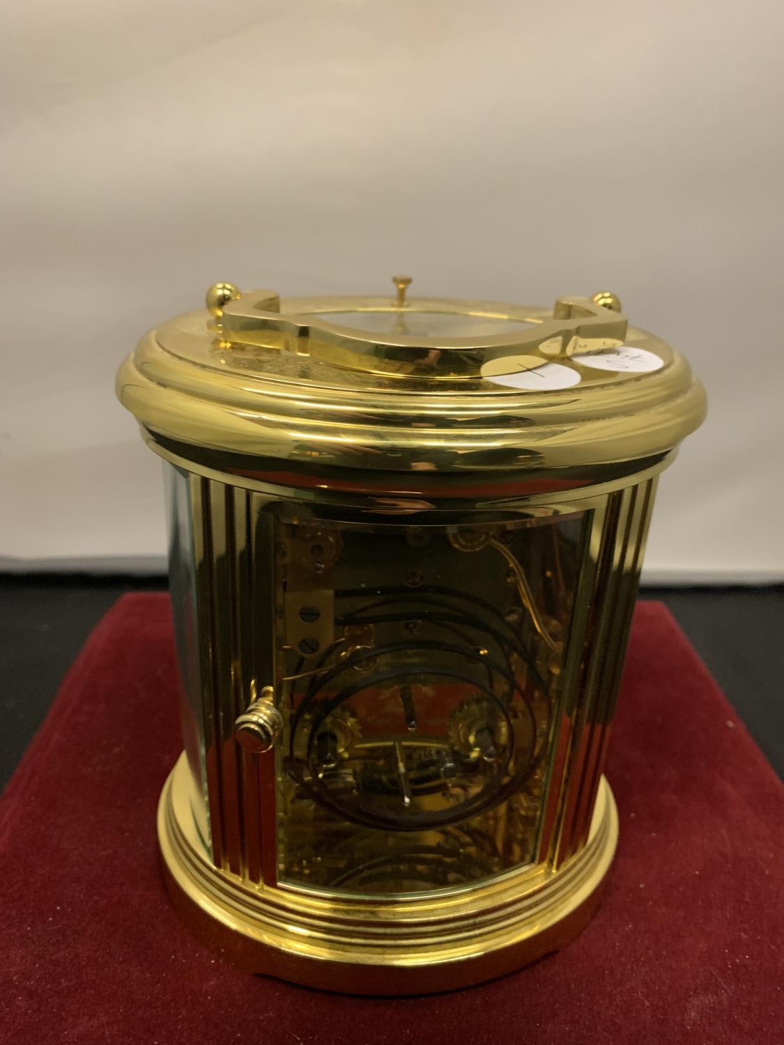 A GILT BRASS SWISS MADE MATTHEW NORMAN CARRIAGE CLOCK - Image 3 of 6