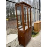 A MODERN DISPLAY CABINET WITH CUPBOARDS AND CUTLERY DRAWER TO THE BASE, 32" WIDE, 80" HIGH