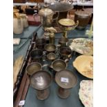 A COLLECTION OF METAL WARE TO INCLUDE SILVER PLATE TANKARDS ETC