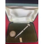 A STERLING SILVER GOLF TEE AND HALLMARKED BIRMINGHAM SILVER GOLF MARKER IN A PRESENTATION BOX