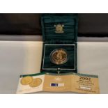 A 2002 BRILLIANT UNCIRCULATED GOLD £5 COIN IN A PRESENTATION BOX WITH CERTIFICATE