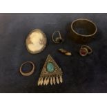 VARIOUS SILVER ITEMS TO INCLUDE A HALLMARKED NAPKIN RING, A CAMEO BROOCH, NAVERJO STYLE BROOCH,