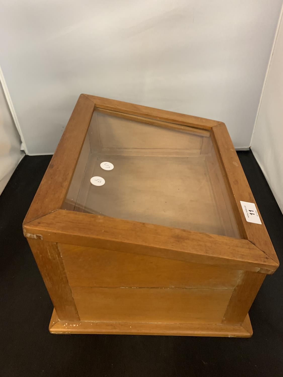 A WOODEN COUNTER TOP DISPLAY CABINET WITH SINGLE DRAW - Image 4 of 4