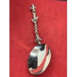 A CONTINENTAL ORNATE SILVER SPOON DEPICTING A 1760 MAYOR DESIGN