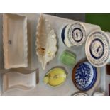 A GROUP OF POTTERY ITEMS TO INCLUDE A CROWN DEVON LEAF PLATTER, A CARLTON WARE LUSTRE TRINKET BOX