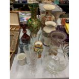 AN ASSORTMENT OF GLASS AND CERAMIC VASES TO INCLUDE A DECORATIVE GREEN GLASS VASE. (SOME A/F)