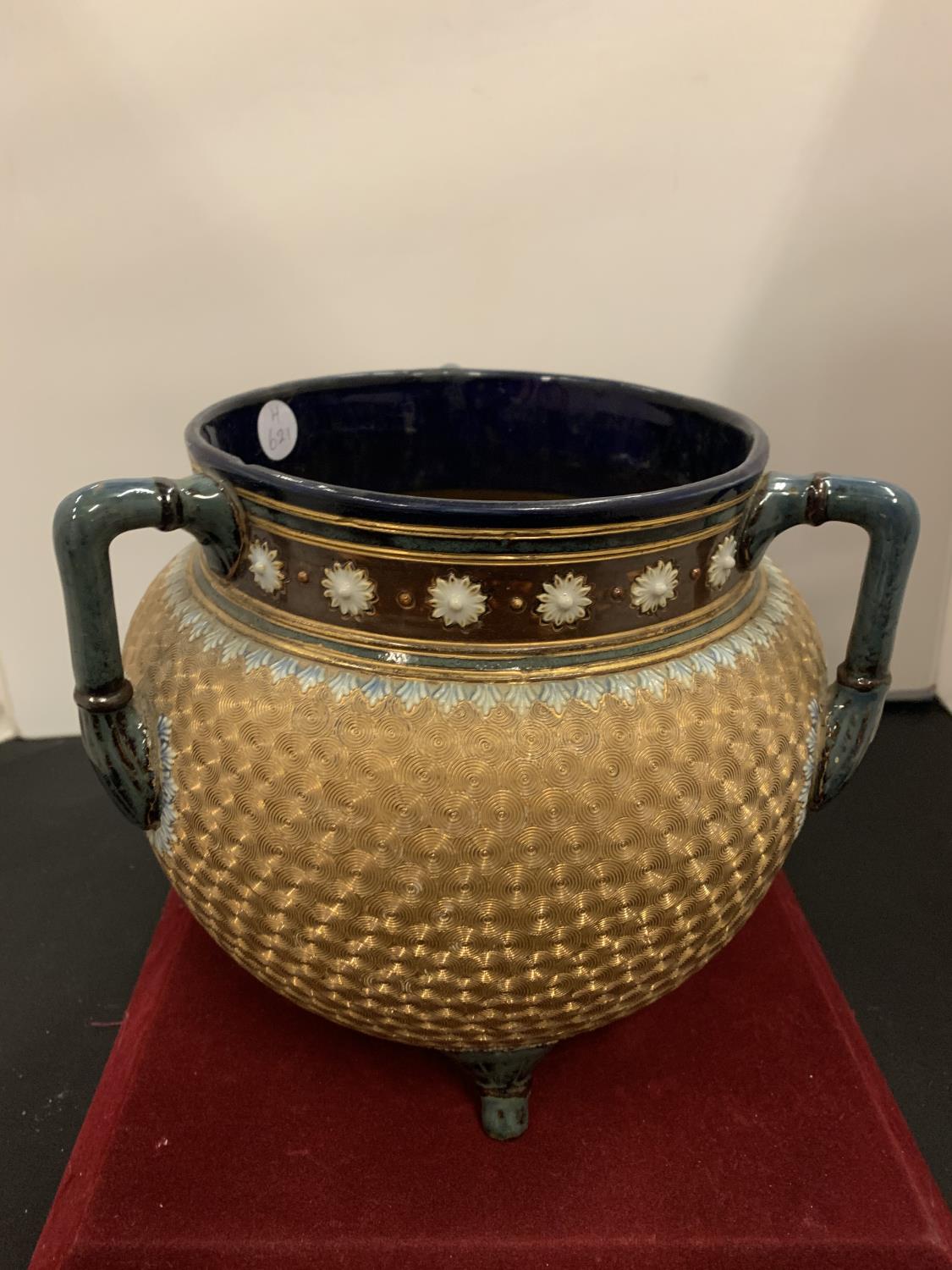 A DECORATIVE GLAZED CERAMIC BOWL ON THREE LEGS WITH GOLD LUSTRE DETAIL