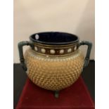 A DECORATIVE GLAZED CERAMIC BOWL ON THREE LEGS WITH GOLD LUSTRE DETAIL