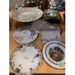 AN ASSORTMENT OF CERAMIC PLATES TO INCLUDE ROYAL DOULTON AND A REGENCY MAN AND WOMAN ETC