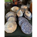 AN ASSORTMENT OF BLUE AND WHITE CERAMIC WARE TO INCLUDE PLATES AND A TUREEN ETC