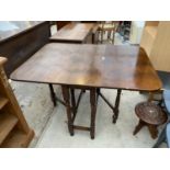 A MID 20TH CENTURY OAK DROP-LEAF TABLE