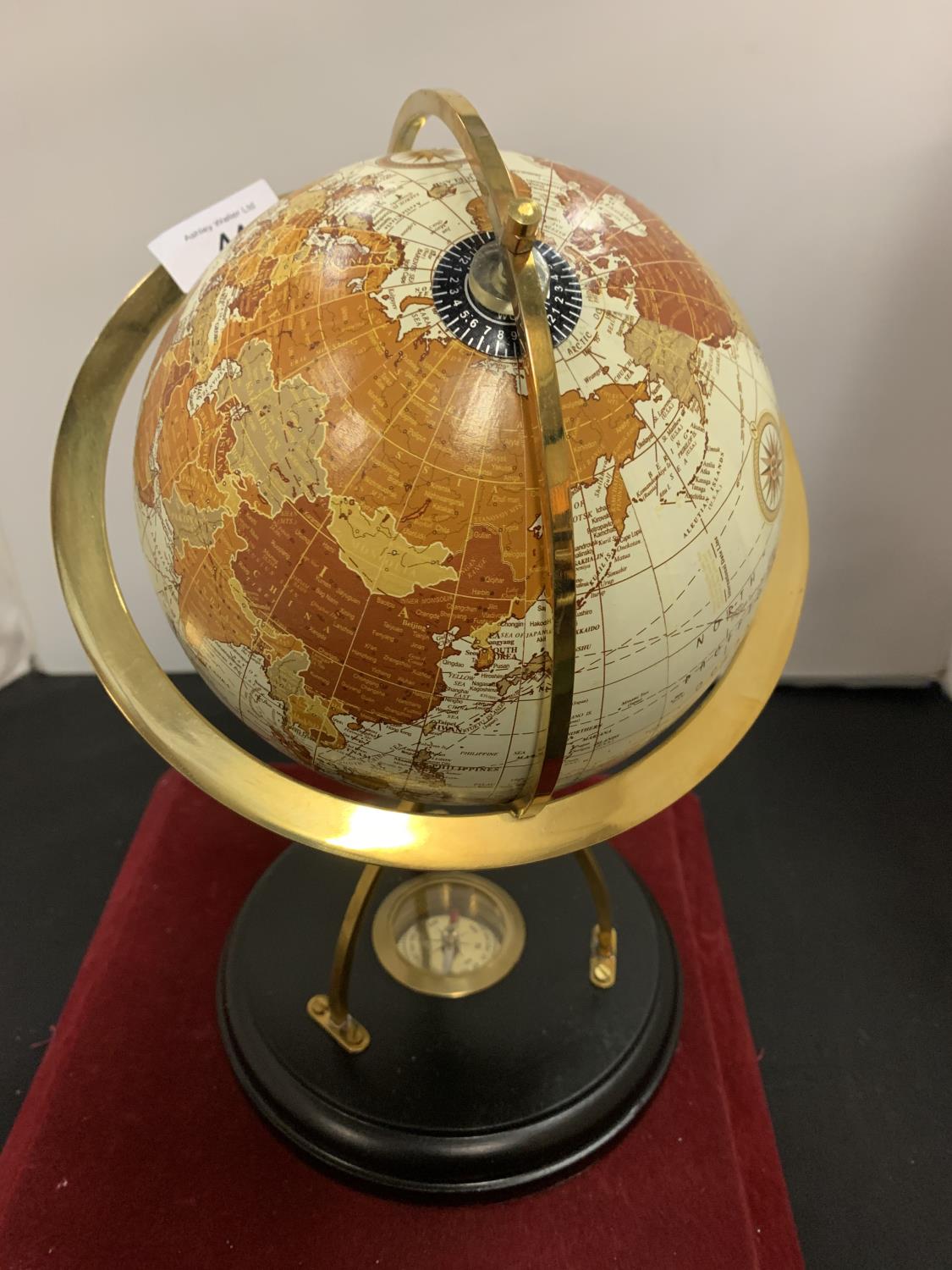 A GLOBE MOUNTED ON A WOODEN PLINTH INCORPORATING A COMPASS - Bild 2 aus 3