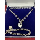 A BOXED HEAVY SILVER NECKLACE AND BRACELET SET WITH HEART CHARMS