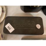 A VINTAGE METAL 'SINGER' TIN TO INCLUDE SEWING MACHINE ACCESSORIES
