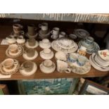 AN ASSORTMENT OF CERAMIC WARE AND POTTERY TO INCLUDE CUPS, SAUCERS AND A TUREEN ETC