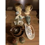 AN ASSORTMENT OF CERAMIC AND STUDIO POTTERY WARE TO INCLUDE A BROWN WEDGWOOD JUG AND BOWL ETC