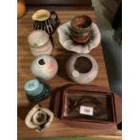 AN ASSORTMENT OF CERAMIC WARE TO INCLUDE A BROWN DISH WITH A WOODEN PLINTH AND STUDIO POTTERY ETC