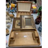 AN ASSORTMENT OF TREEN ITEMS TO INCLUDE A VINTAGE SLIDE BOX ETC