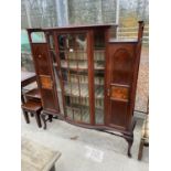 AN EDWARDIAN MAHOGANY AND INLAID BOWFRONTED DISPLAY CABINET BY SHAPLAND & PETTER ON CABRIOLE LEGS,