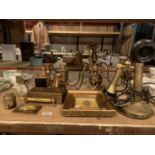 AN ASSORTMENT OF BRASSWARE TO INCLUDE A RETRO DESK CLOCK ETC