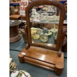 A VINTAGE WOODEN DRESSING TABLE MIRROR WITH SINGLE DRAWER
