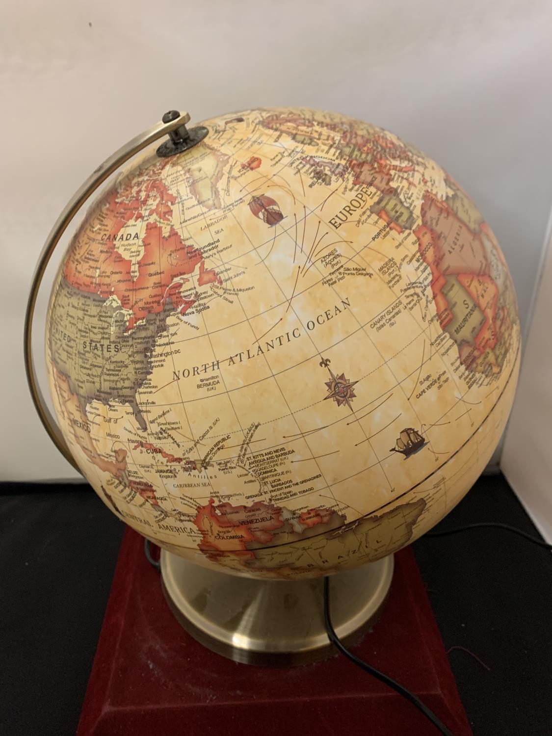 A WORLD GLOBE WITH INTERNAL LIGHT - Bild 3 aus 4