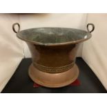 A COPPER TWIN HANDLED VINTAGE FOOT BATH