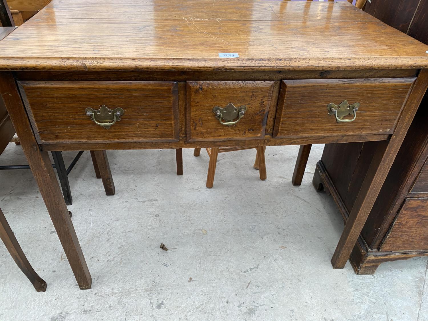 A GEORGIAN OAK SIDE TABLE ENCLOSING TWO LONG AND ONE SHORT DRAWER, 37" WIDE - Image 3 of 4