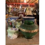 VARIOUS ITEMS OF CERAMIC AND GLASS WARE TO INCLUDE DECORATIVE JUGS AND A TABLE LAMP ETC