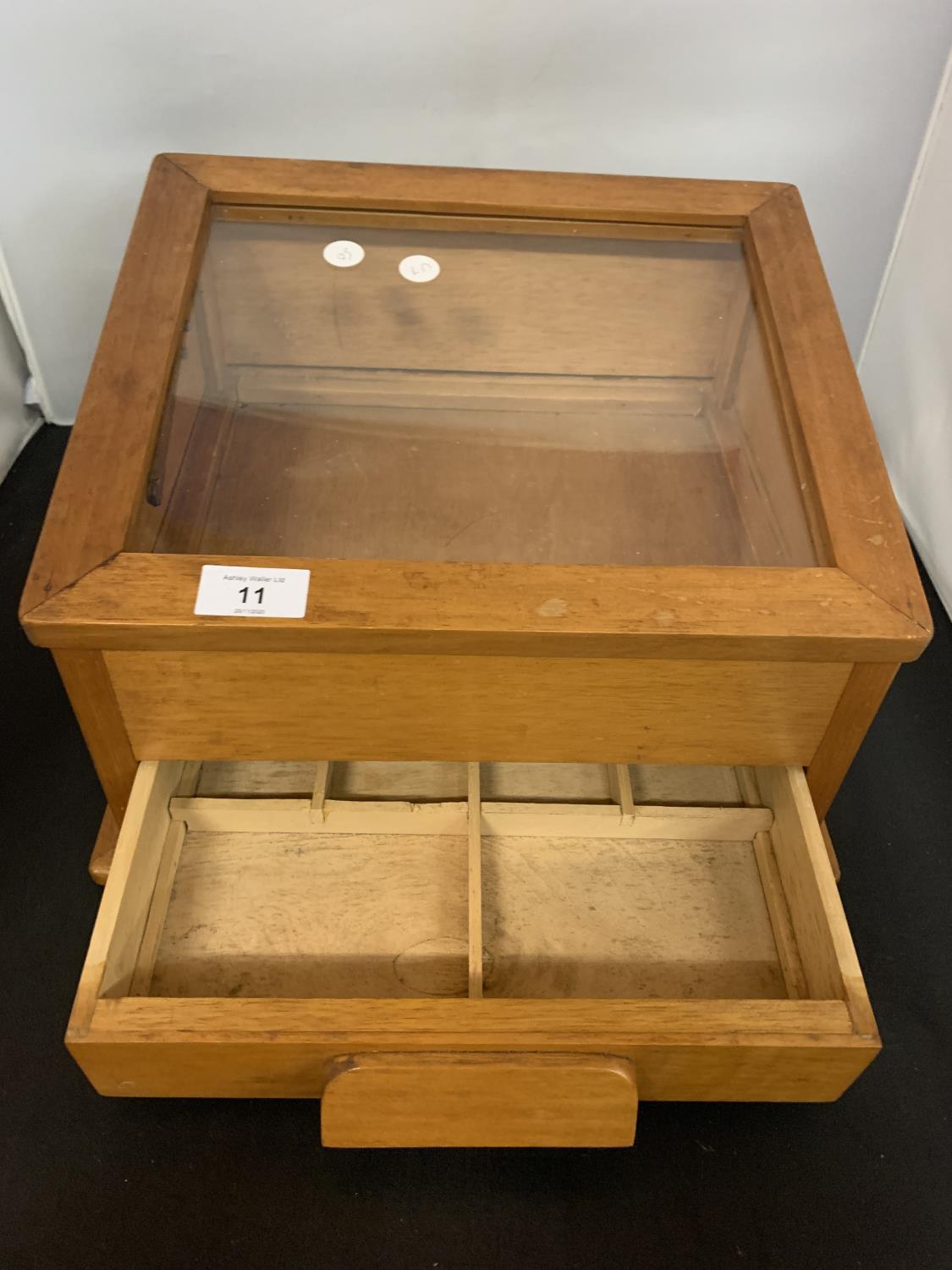 A WOODEN COUNTER TOP DISPLAY CABINET WITH SINGLE DRAW - Image 2 of 4