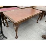 AN EARLY 20TH CENTURY WALNUT BOARDROOM STYLE TABLE ON CABRIOLE LEGS, WITH INSET LEATHER TOP,