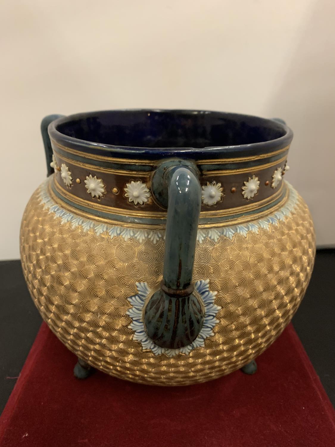 A DECORATIVE GLAZED CERAMIC BOWL ON THREE LEGS WITH GOLD LUSTRE DETAIL - Image 2 of 4