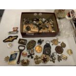 A BOX CONTANING VARIOUS BUTTONS, BADGES AND BROOCHES