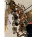 A SELECTION OF COPPER AND PEWTER ITEMS TO INCLUDE TWO VINTAGE KETTLES AND A HEAVY BRASS PESTLE AND