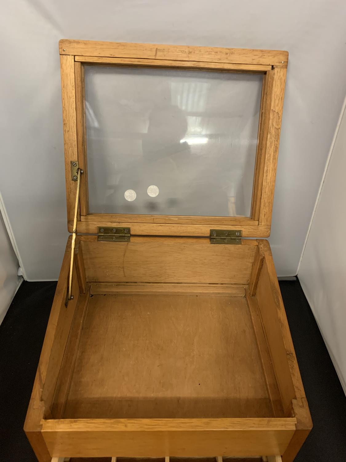 A WOODEN COUNTER TOP DISPLAY CABINET WITH SINGLE DRAW - Image 3 of 4