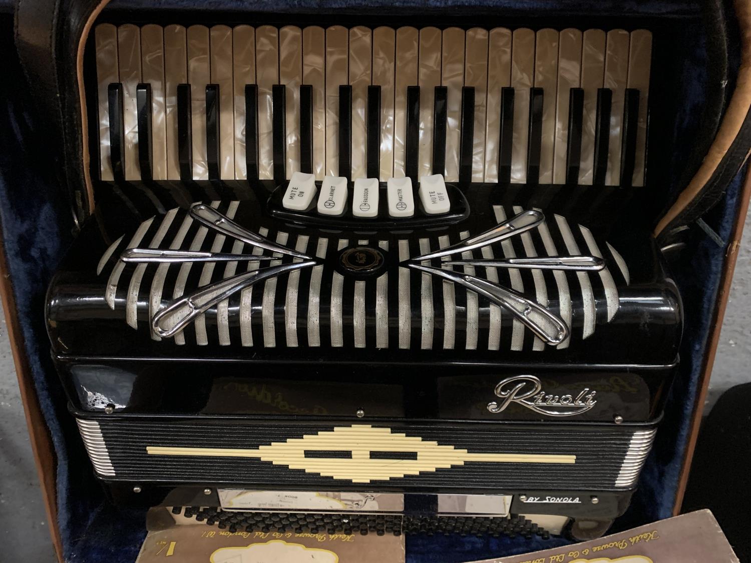 A VINTAGE ACCORDION IN A LEATHER EFFECT CARRY CASE - Image 2 of 6