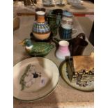 AN ASSORTMENT OF CERAMIC WARE AND STUDIO POTTERY TO INCLUDE JUGS, PLATES AND VASES ETC