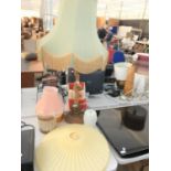 A LARGE WOODEN TABLE LAMP AND AN ASSORTMENT OF VINTAGE LAMP SHADES