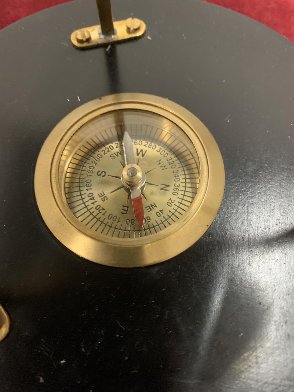 A GLOBE MOUNTED ON A WOODEN PLINTH INCORPORATING A COMPASS - Bild 3 aus 3