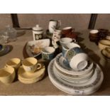 VARIOUS ITEMS OF CERAMIC WARE TO INCLUDE AN OLDCOURT WARE VASE ETC