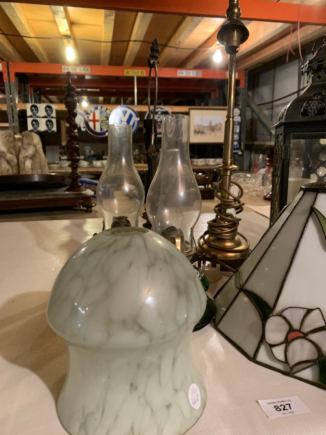 A GROUP OF TABLE LIGHTS TO INCLUDE A LARGE METAL CANDLE HOLDER AND TWO GLASS OIL LAMPS - Image 3 of 3