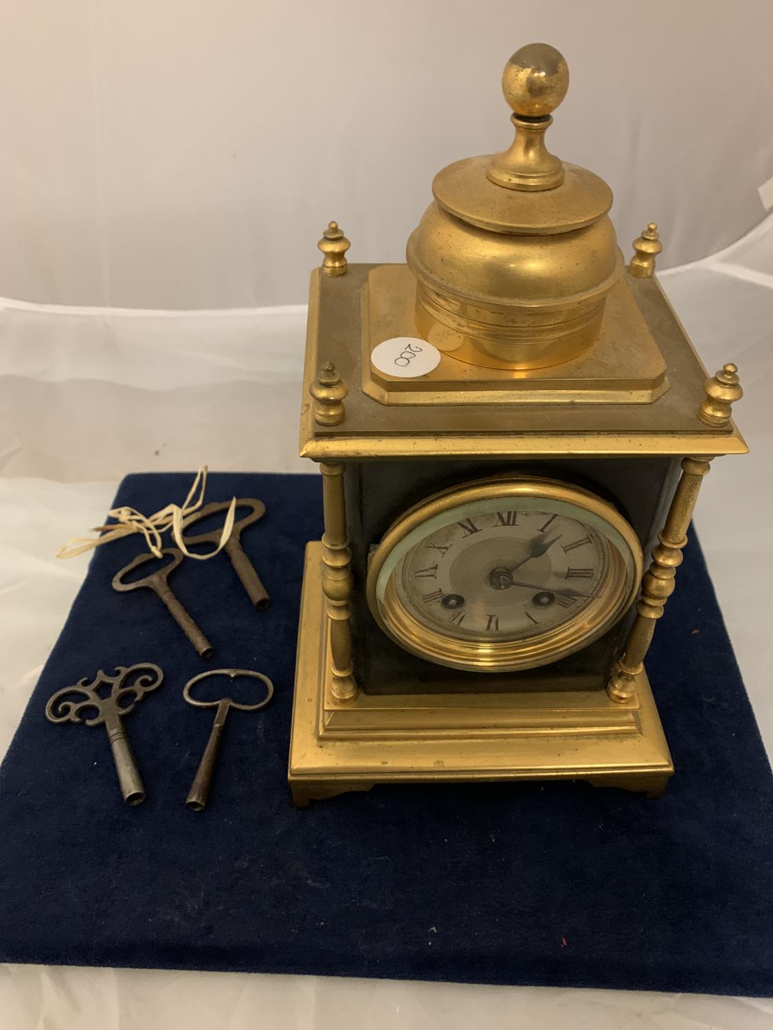 A 19TH CENTURY BRASS CASED FRENCH EIGHT DAY MANTEL CLOCK WITH KEY AND OTHER VARIOUS KEYS - Image 6 of 6