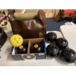 A LARGE VINTAGE BOWLS SATCHEL CONTAINING FOUR BOWLS, ANOTHER PAIR OF TAYLOR BOWLS AND A JACK